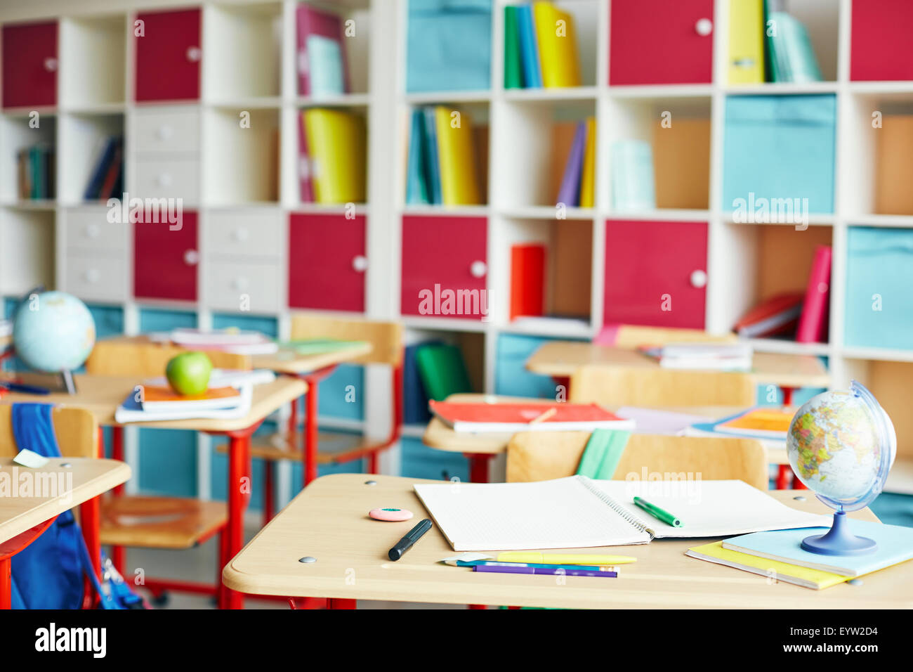 Row of empty school desks hi-res stock photography and images - Alamy