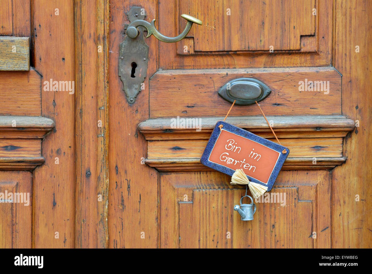 Wooden door with sign saying 'Bin im Garten', German for 'I'm in the garden', Baden-Württemberg, Deutschland Stock Photo