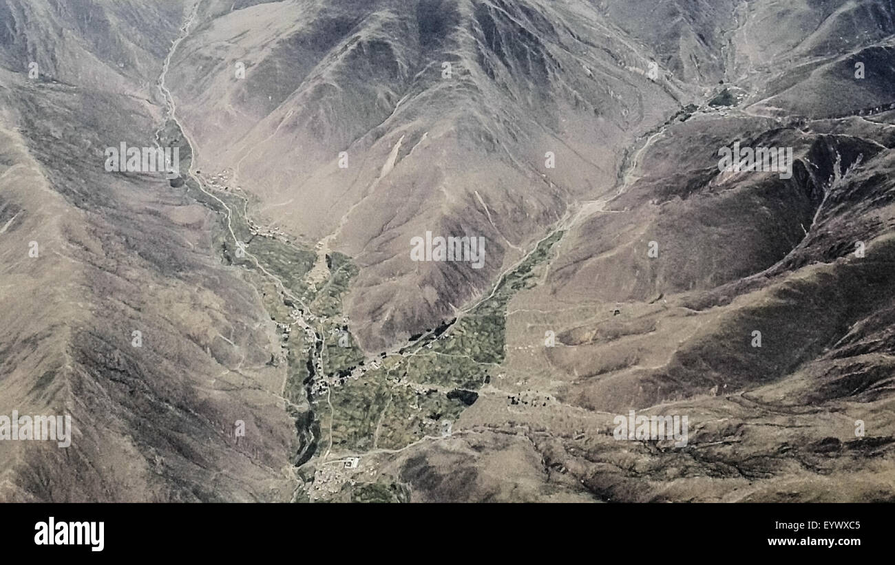 Lhasa. 3rd Aug, 2015. Photo taken on Aug. 3, 2015 from a flight shows the landscape of the Qinghai-Tibet Plateau, southwest China. © Zheng Huansong/Xinhua/Alamy Live News Stock Photo