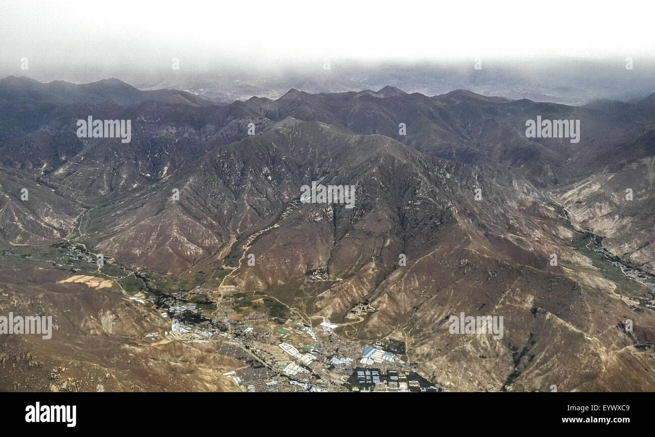 Lhasa. 3rd Aug, 2015. Photo taken on Aug. 3, 2015 from a flight shows the landscape of the Qinghai-Tibet Plateau, southwest China. © Zheng Huansong/Xinhua/Alamy Live News Stock Photo