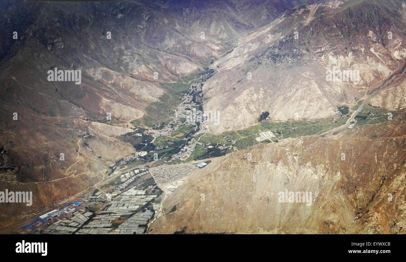 Lhasa. 3rd Aug, 2015. Photo taken on Aug. 3, 2015 from a flight shows the landscape of the Qinghai-Tibet Plateau, southwest China. © Zheng Huansong/Xinhua/Alamy Live News Stock Photo