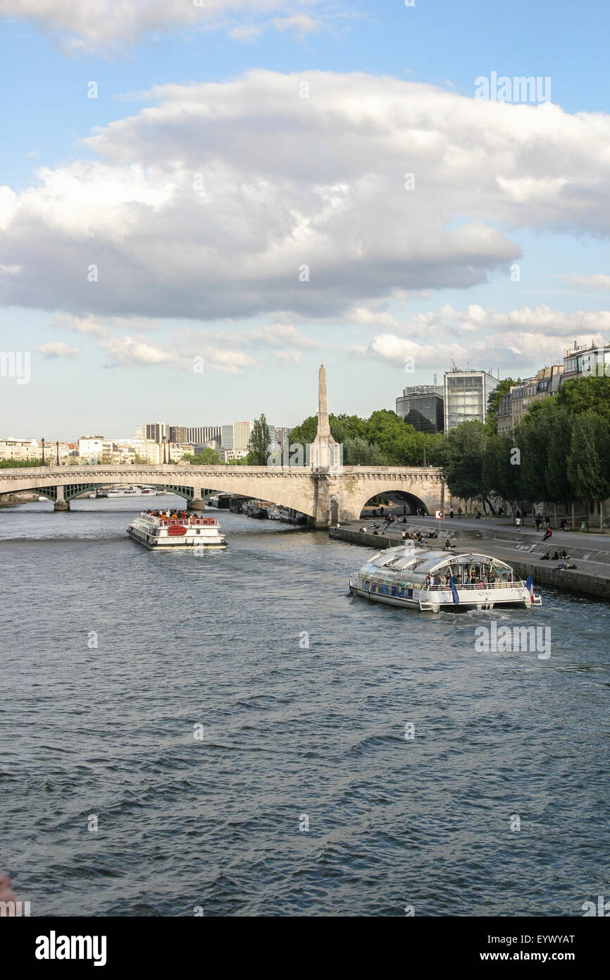 BATEAUX, PARIS,FRANCE CIRCA 2009. Bateaux (boats) on the river Seine