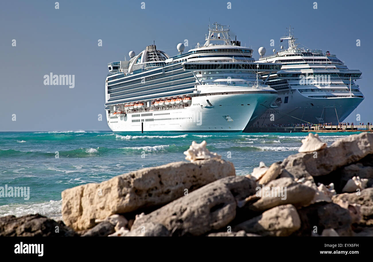 Caribbean cruise ships hi-res stock photography and images - Alamy