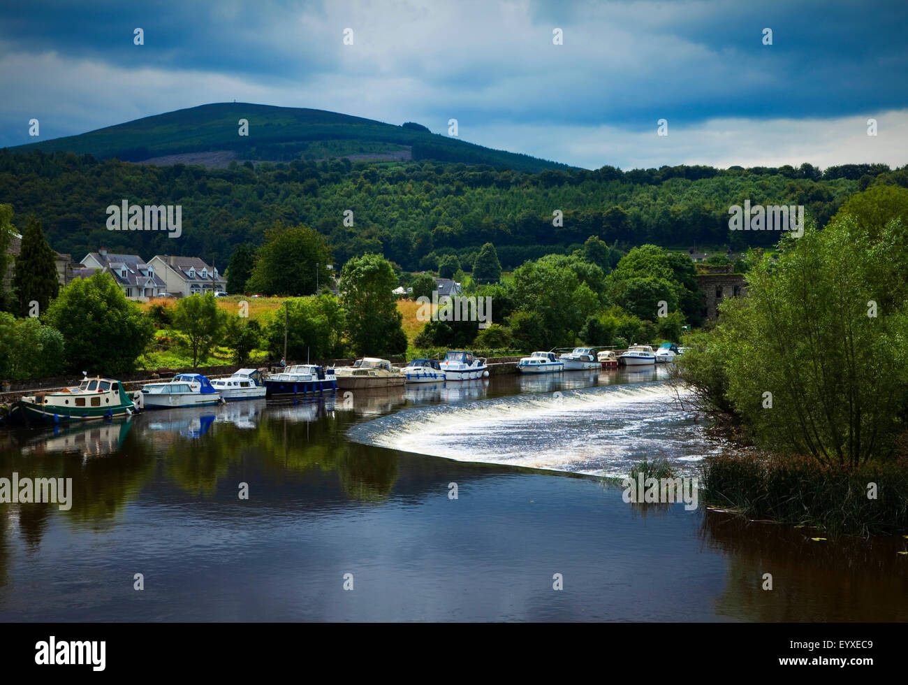 River Barrow and Weir with Mount Brandon behind, Graiguenamanagh, On the border of Counties Carlow and Kilkenny, Ireland Stock Photo
