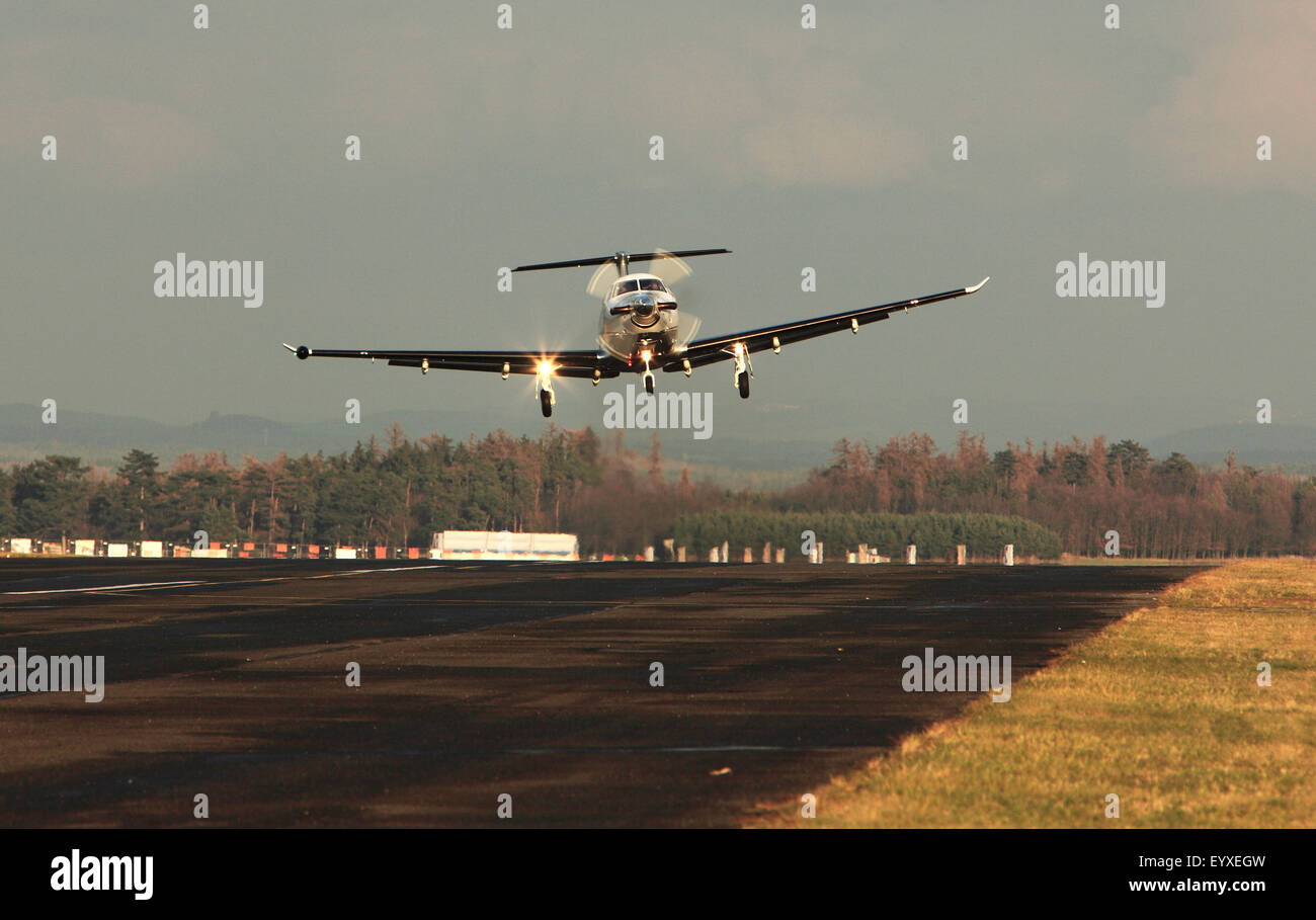 The aircraft landing aircraft hi-res stock photography and images - Alamy