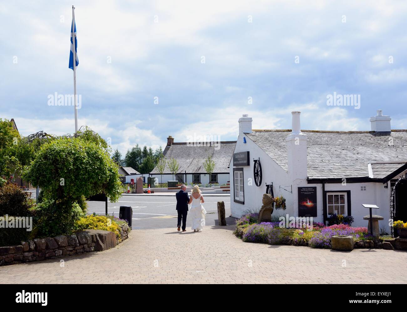 Just married couple walking out of Gretna Green wedding venue, Scotland Stock Photo