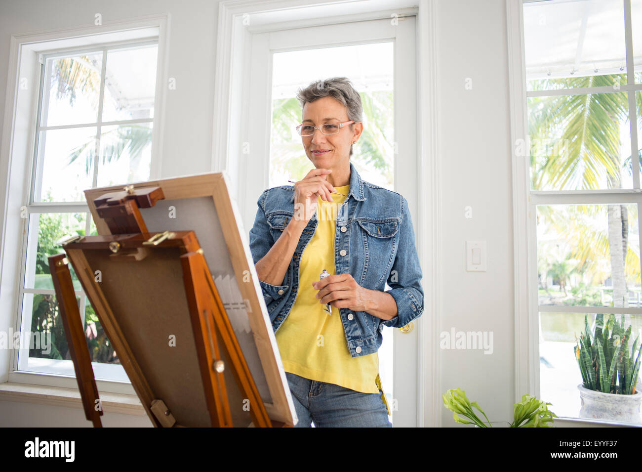 Artist easel hi-res stock photography and images - Alamy