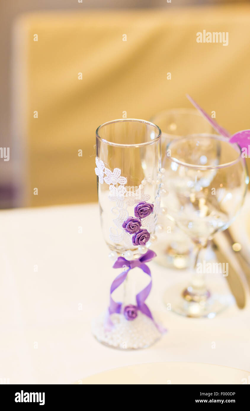 Pair glasses champagne roses hi-res stock photography and images - Alamy