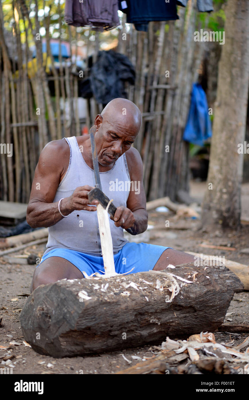 Sakalava auf Nosy Be carves handle for a machete, Madagascar, Nosy Be, Lokobe Reserva Stock Photo