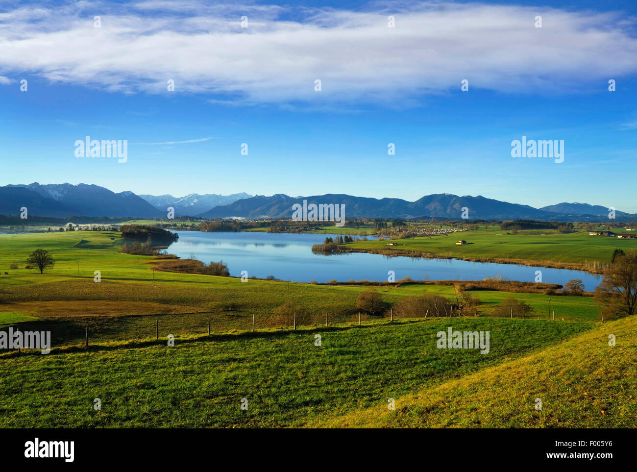 Lake Riegsee in autumn morning, Ammergau Alps and Wetterstein in background, Germany, Bavaria, Oberbayern, Upper Bavaria, Murnau Stock Photo