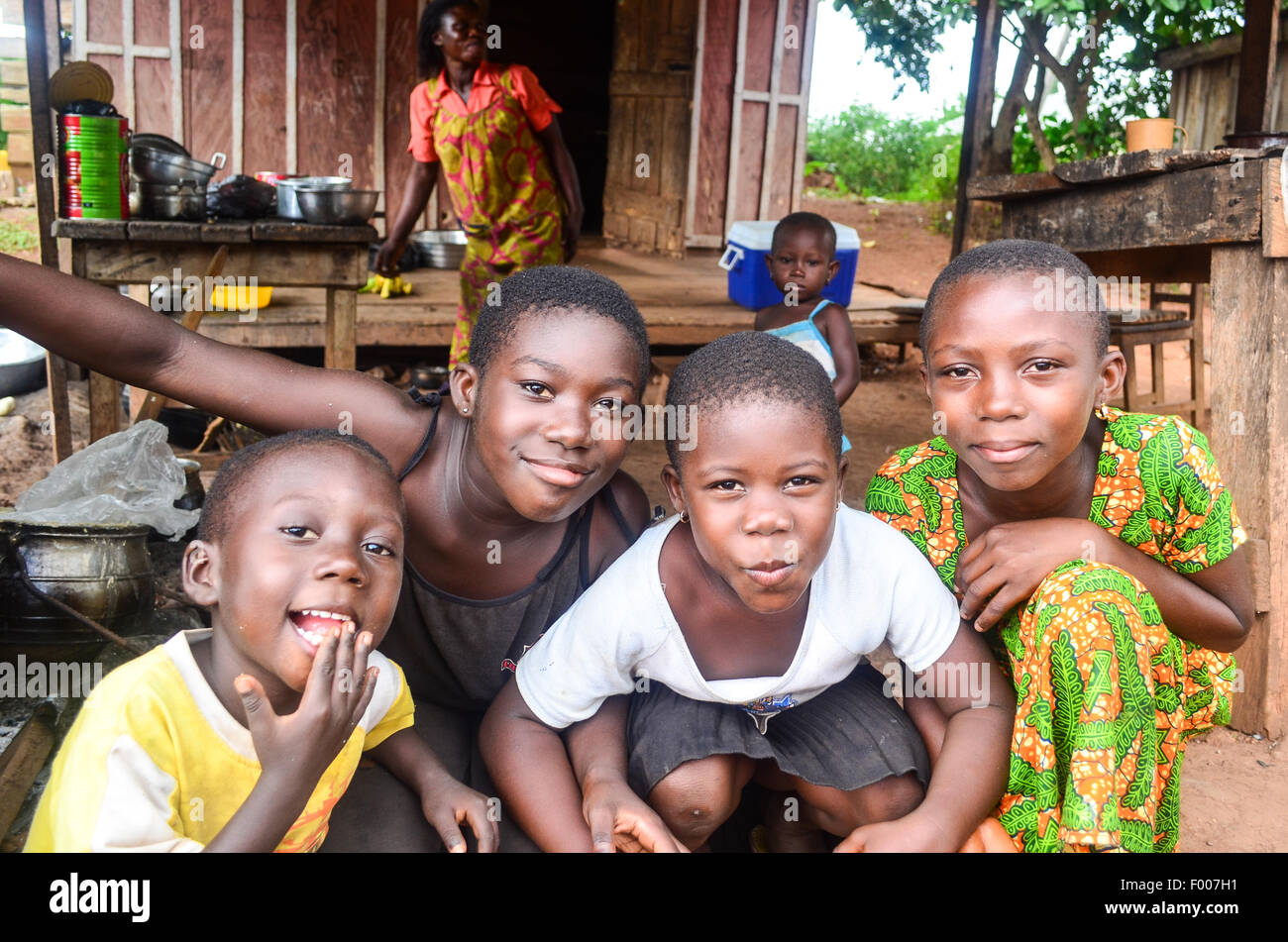 Smiling Ghanaian children in a road side kitchen in Ghana Stock Photo
