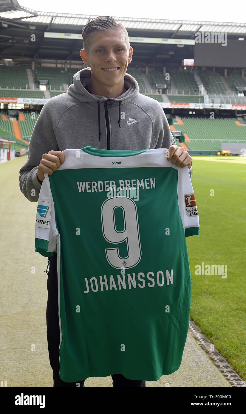 Bremen, Germany. 5th Aug, 2015. Bremen's new striker Aron Johannsson holds his new jersey, marked with the number '9', in his hands during a press presentation in Bremen, Germany, 5 August 2015. Johannsson is leaving Dutch soccer club AZ Alkmaar for Werder Bremen with immediate effect. Photo: CARMEN JASPERSEN/dpa/Alamy Live News Stock Photo