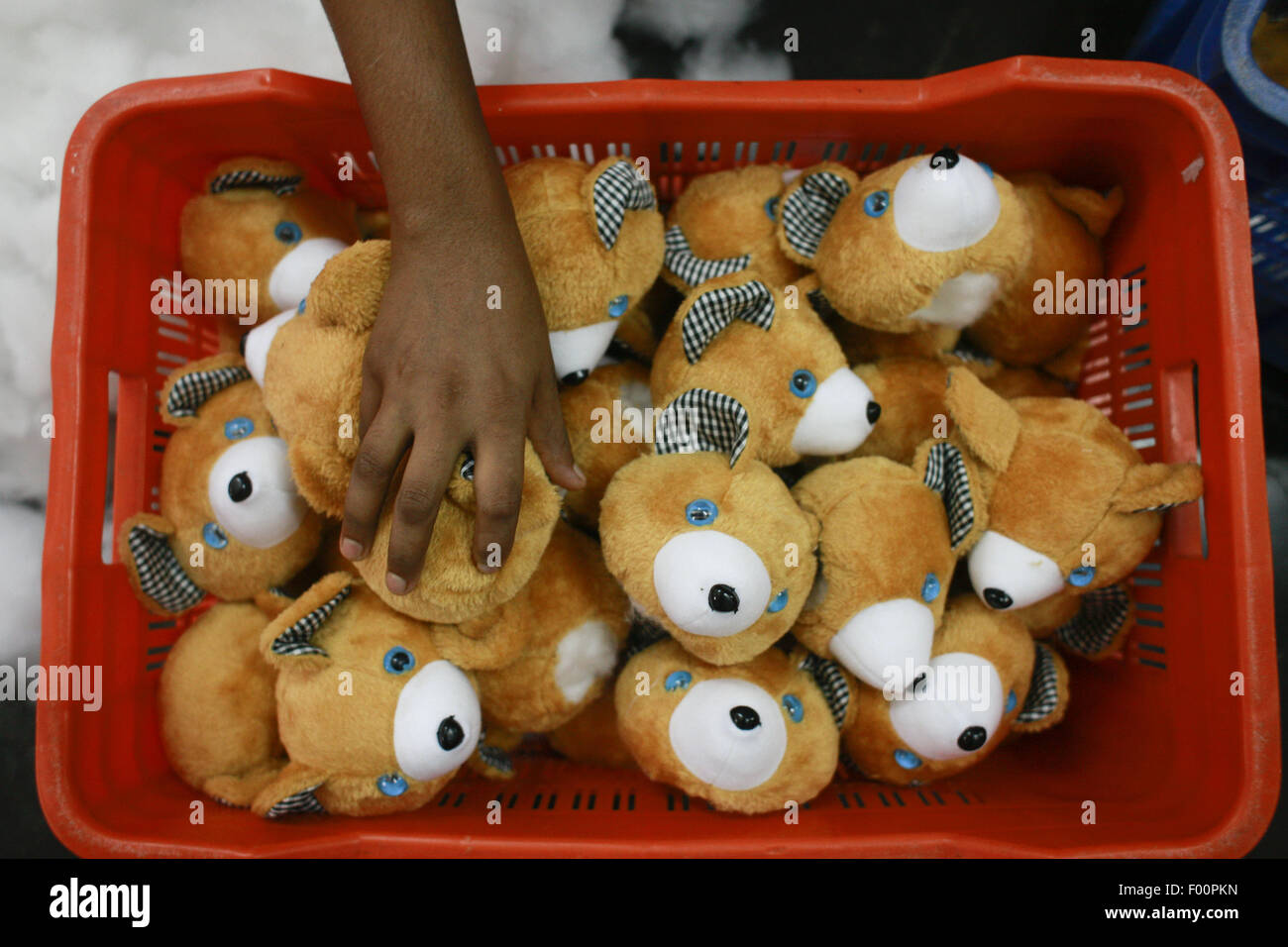 Dhaka, Bangladesh. 5th Aug, 2015. Bangladeshi workers make toys at a