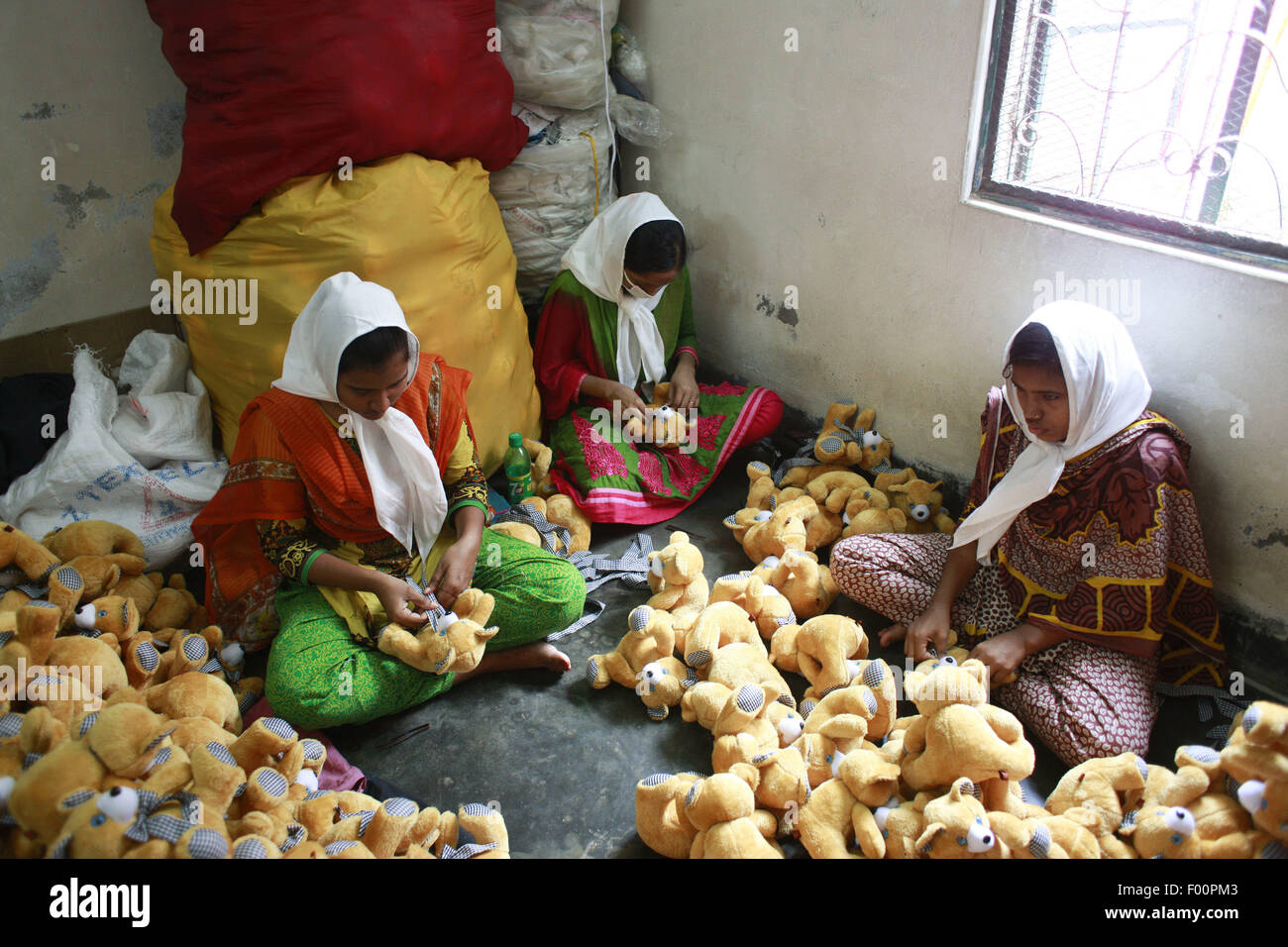 Dhaka, Bangladesh. 5th Aug, 2015. Bangladeshi workers make toys at a