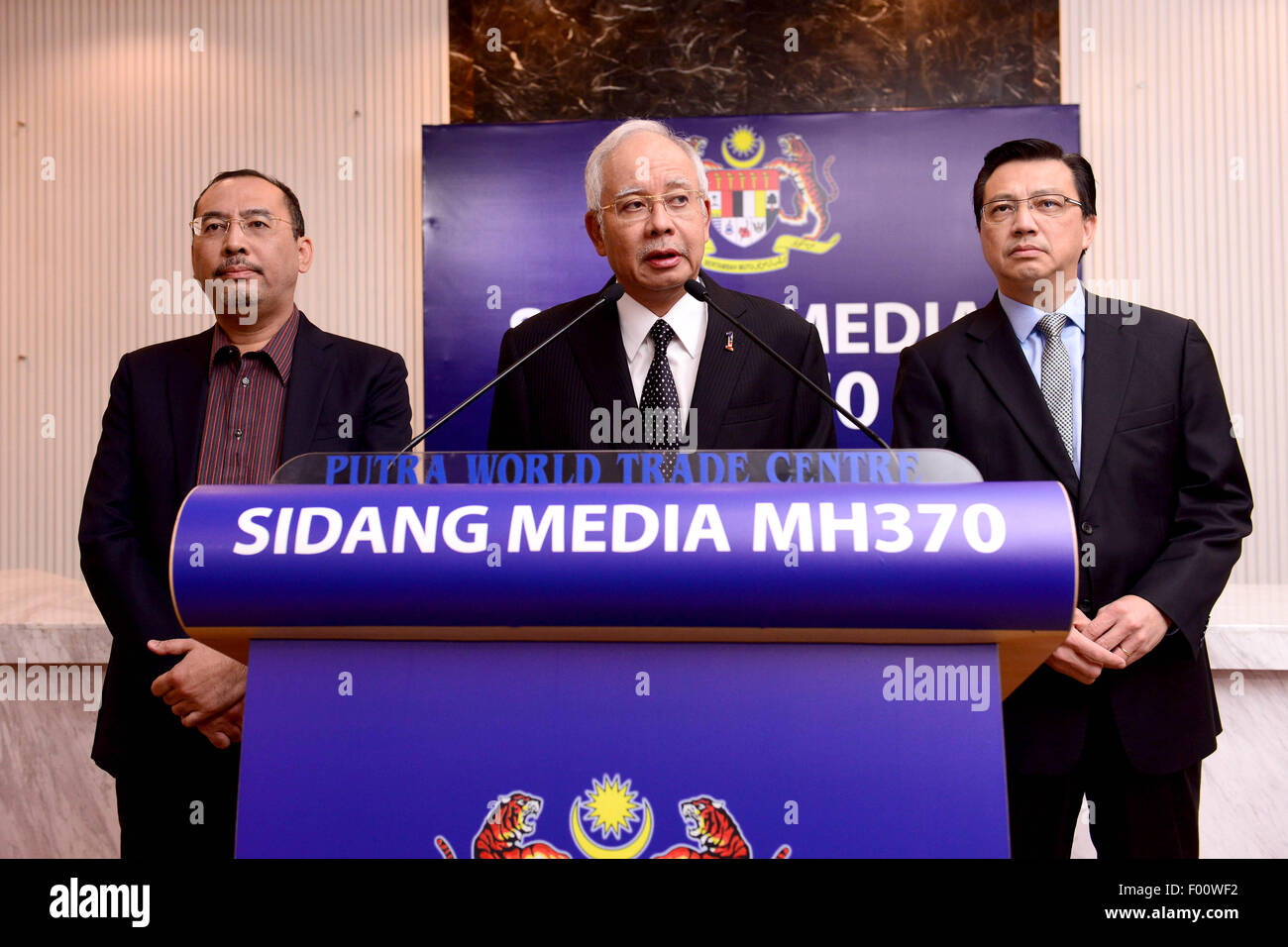 Kuala Lumpur, Malaysia. 5th Aug, 2015. Malaysian Prime Minister Najib Razak (C) attends a press conference on the missing Malaysian Airlines flight MH370 in Kuala Lumpur, Malaysia, Aug. 5, 2015. Verification had confirmed that the debris discovered on the Reunion Island belongs to the missing Malaysian Airlines flight MH370, Malaysian Prime Minister Najib Razak announced here early on Thursday. Credit:  Chong Voon Chung/Xinhua/Alamy Live News Stock Photo