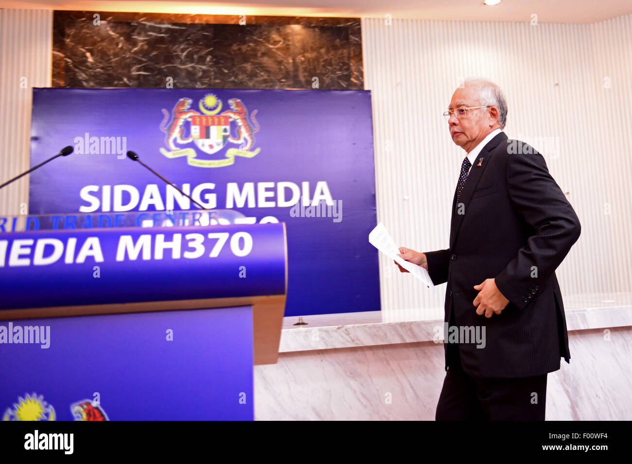 Kuala Lumpur, Malaysia. 5th Aug, 2015. Malaysian Prime Minister Najib Razak attends a press conference on the missing Malaysian Airlines flight MH370 in Kuala Lumpur, Malaysia, Aug. 5, 2015. Verification had confirmed that the debris discovered on the Reunion Island belongs to the missing Malaysian Airlines flight MH370, Malaysian Prime Minister Najib Razak announced here early on Thursday. Credit:  Chong Voon Chung/Xinhua/Alamy Live News Stock Photo