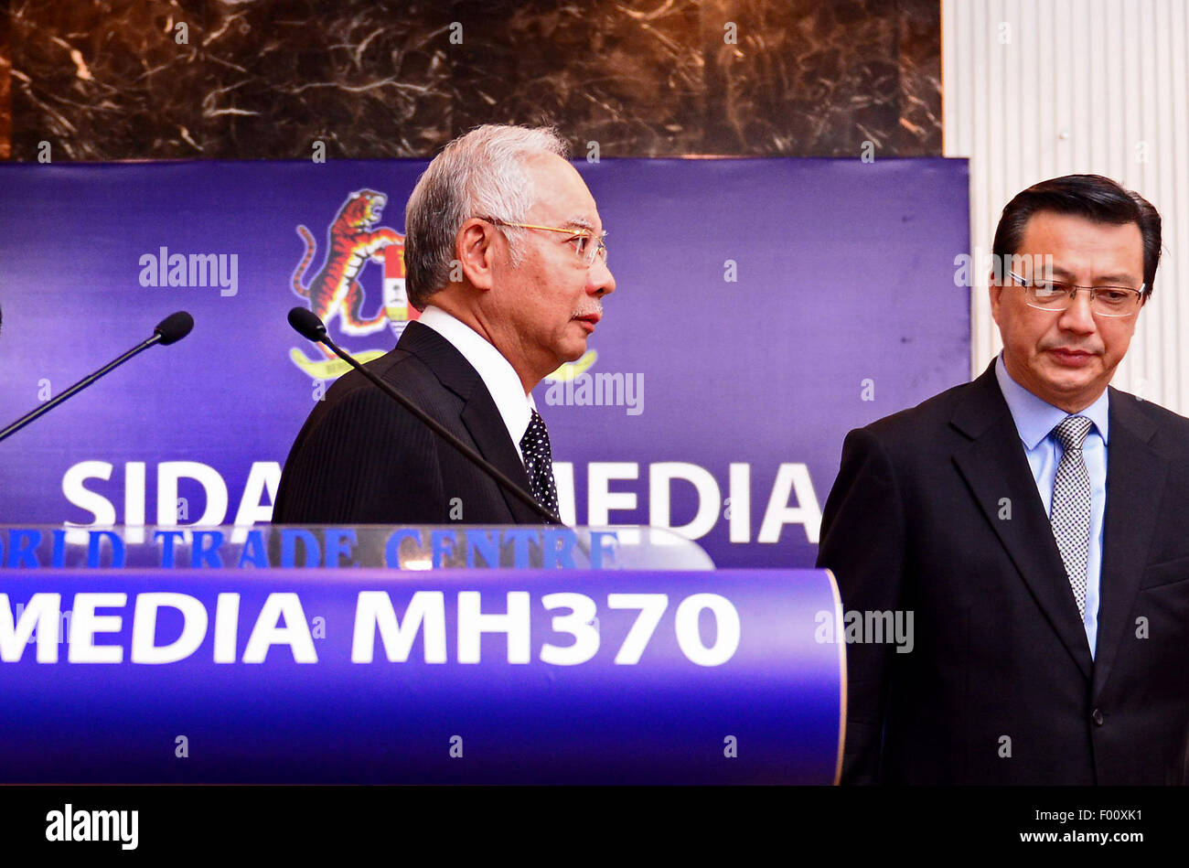 Kuala Lumpur, Malaysia. 6th Aug, 2015. Malaysian Prime Minister Najib Razak (L) attends a press conference on the missing Malaysian Airlines flight MH370 in Kuala Lumpur, Malaysia, Aug. 6, 2015. Verification had confirmed that the debris discovered on the Reunion Island belongs to the missing Malaysian Airlines flight MH370, Malaysian Prime Minister Najib Razak announced here early on Thursday. Credit:  Chong Voon Chung/Xinhua/Alamy Live News Stock Photo