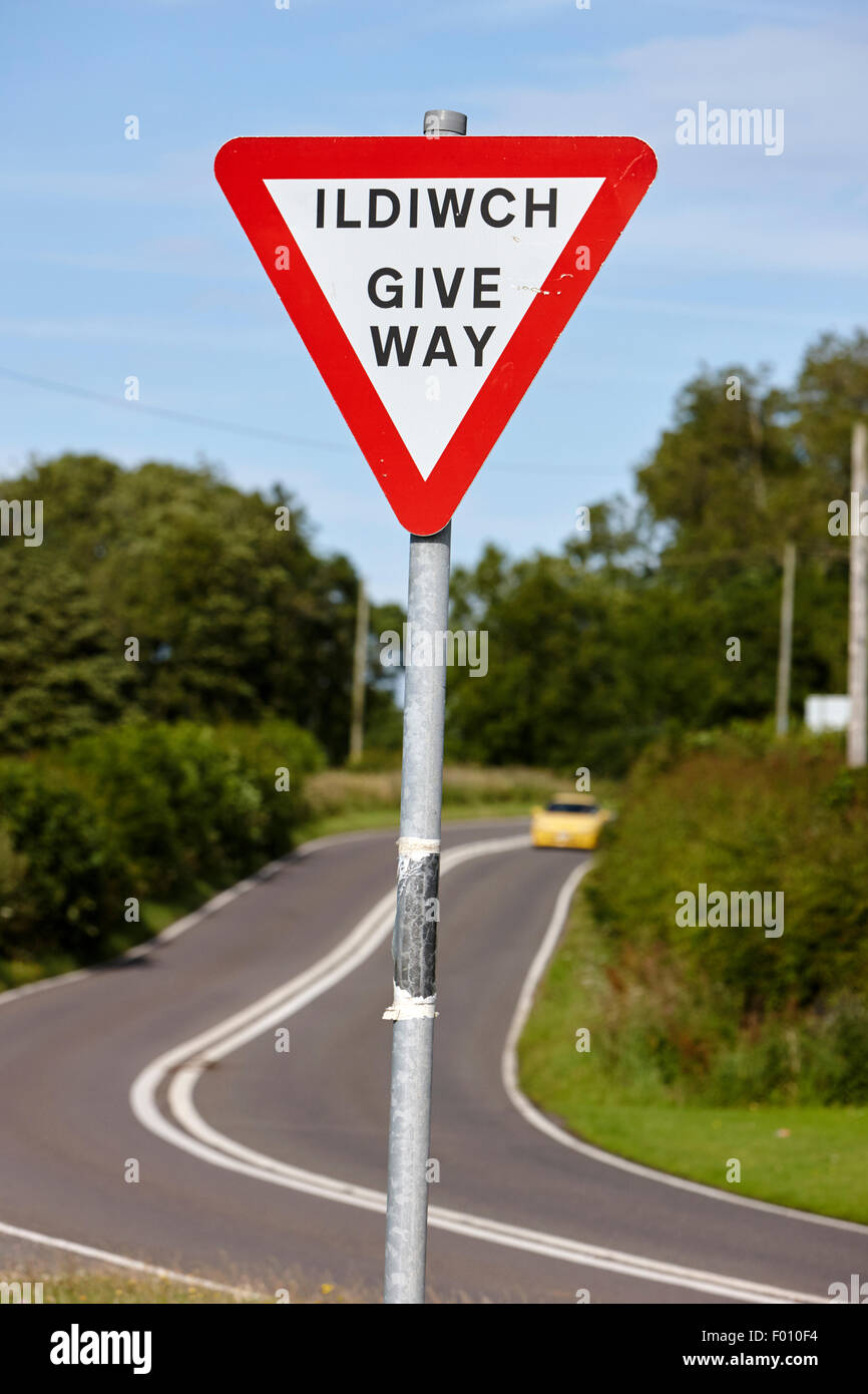 bilingual english and welsh give way sign anglesey wales uk Stock Photo
