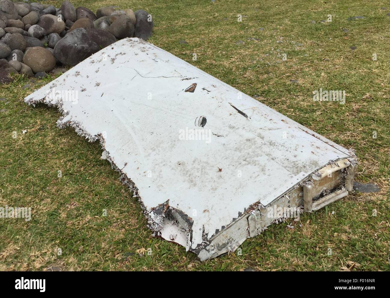 The Reunion Island. 29th July, 2015. Photo taken on Jul.29, 2015, shows a piece of debris on Reunion Island. Verification had confirmed that the debris discovered on Reunion Island belongs to missing Malaysian Airlines flight MH370, Malaysian Prime Minister Najib Razak announced early Thursday. © Romain Latournerie/Xinhua/Alamy Live News Stock Photo
