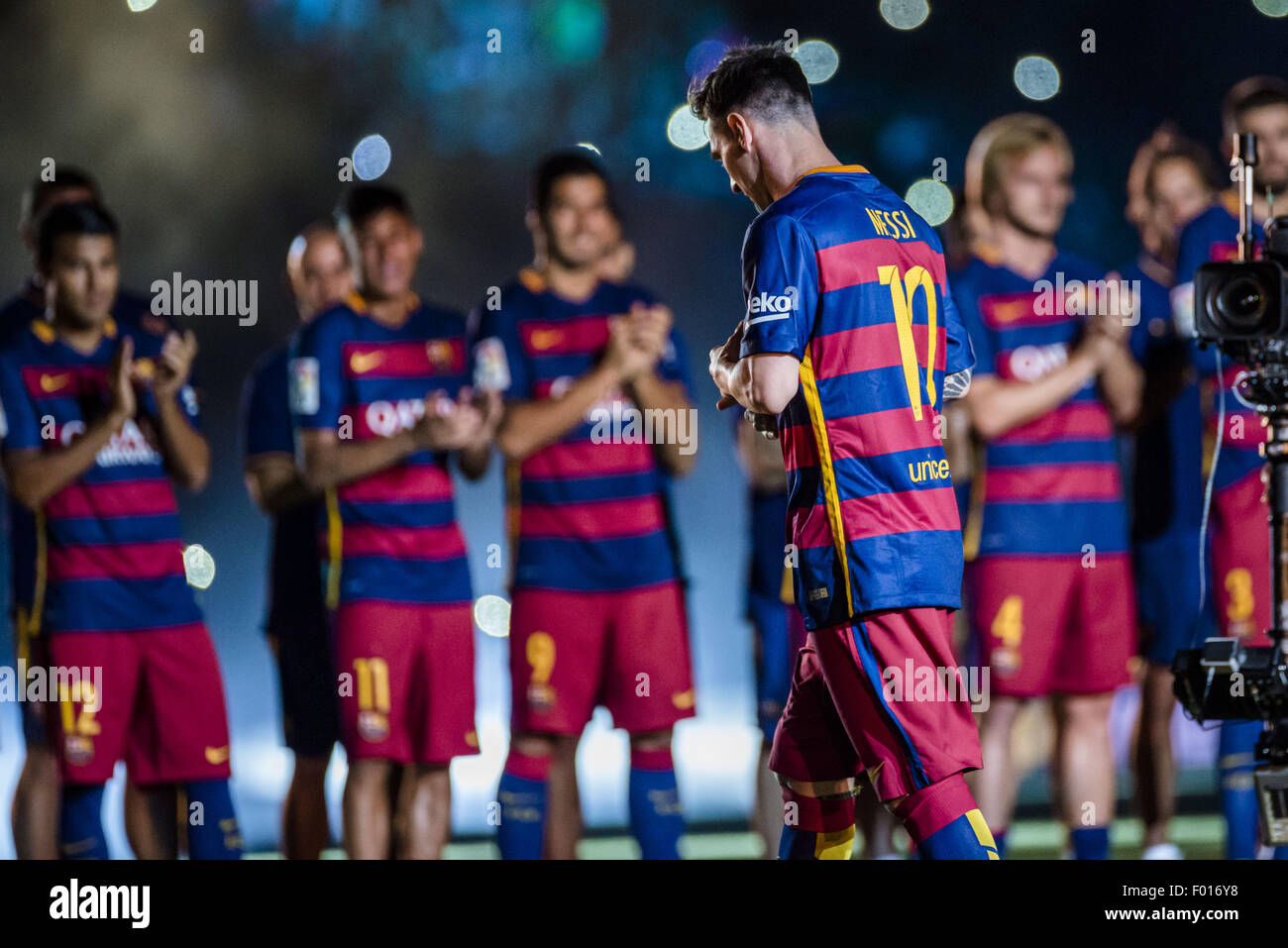 Barcelona, Catalonia, Spain. 5th Aug, 2015. Players of the FC Barcelona applaud as MESSI is presented to the fans ahead of the 50th Gamper Trophy at Barcelona's Camp Nou stadium. Credit:  Matthias Oesterle/ZUMA Wire/Alamy Live News Stock Photo