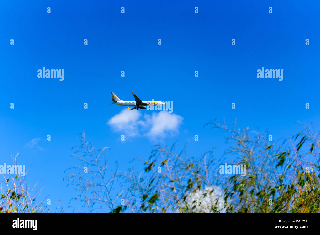 Cloud sky airplane hi-res stock photography and images - Alamy