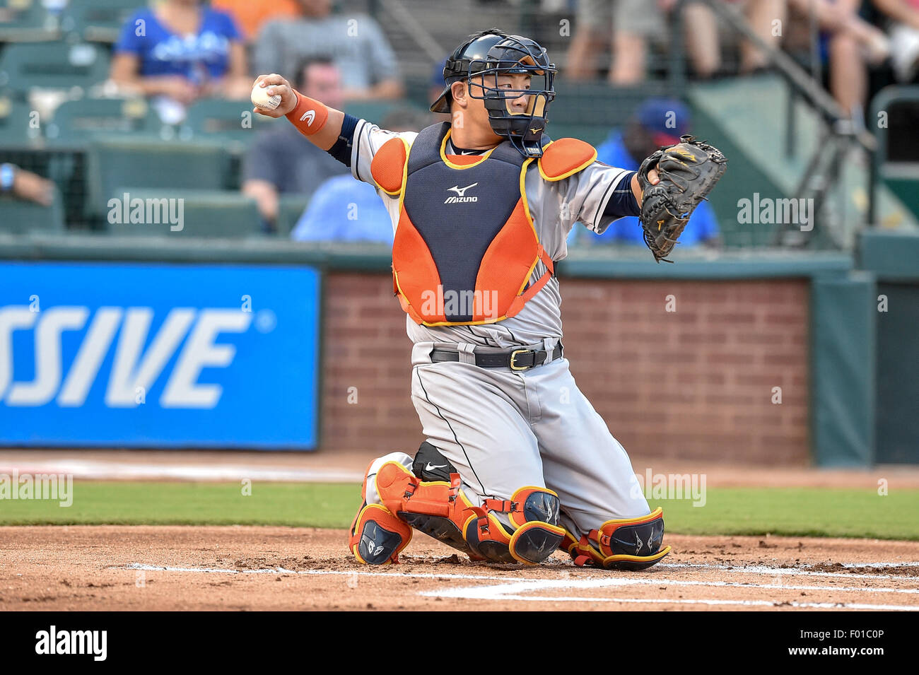 Arlington, Texas, USA. 05th Aug, 2015. Houston Astros catcher Hank Conger (16) warms up.during