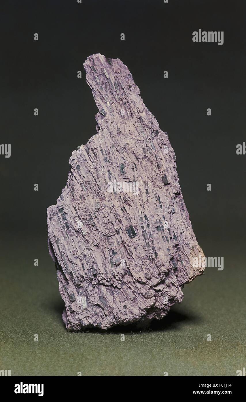 Calcium magnesium iron silicate hydroxide hi res stock photography and