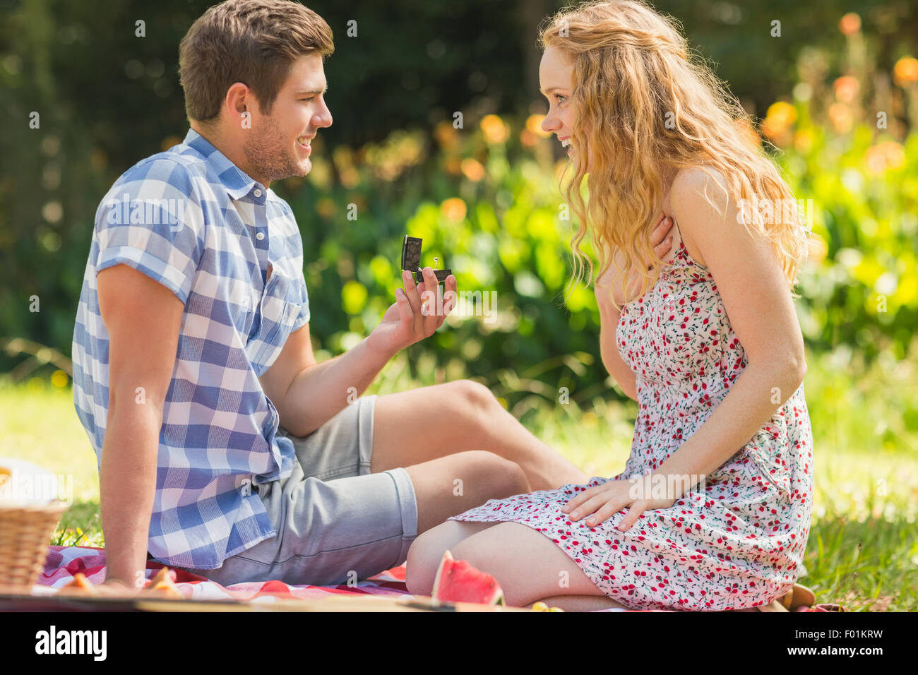 Young man propose to girlfriend Stock Photo