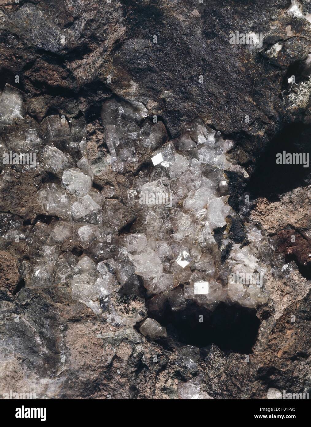 Minerals Chabazite (Hydrated Calcium Aluminum Silicate Stock Photo Alamy
