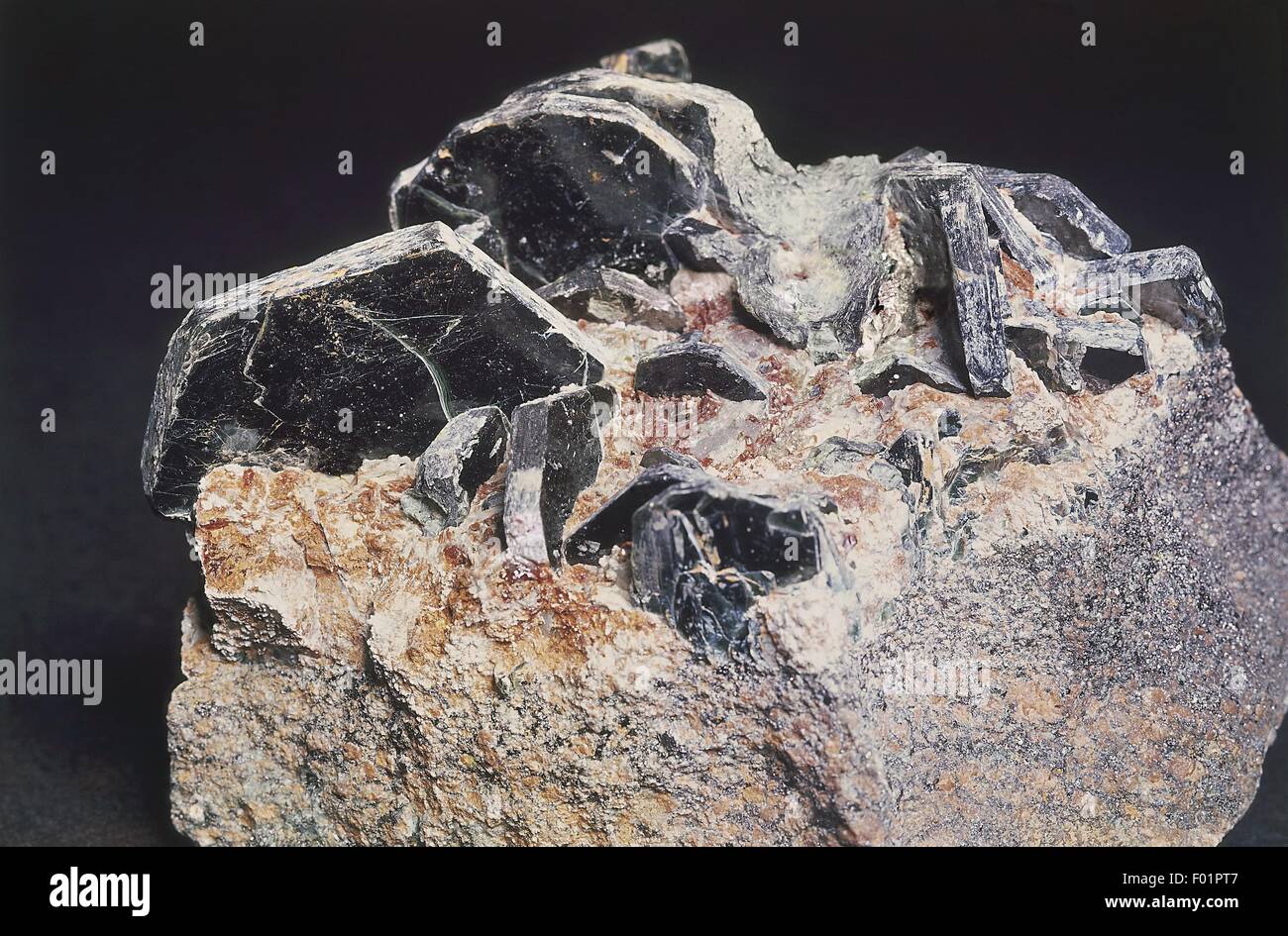 Minerals: Silicates - Clinochlore (Magnesium Aluminum Silicate