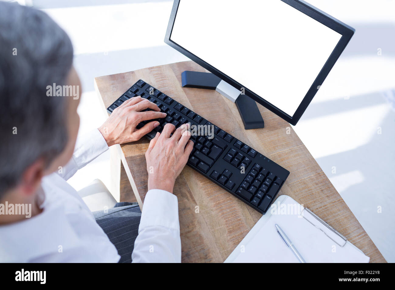 Using a computer screen hi-res stock photography and images - Alamy