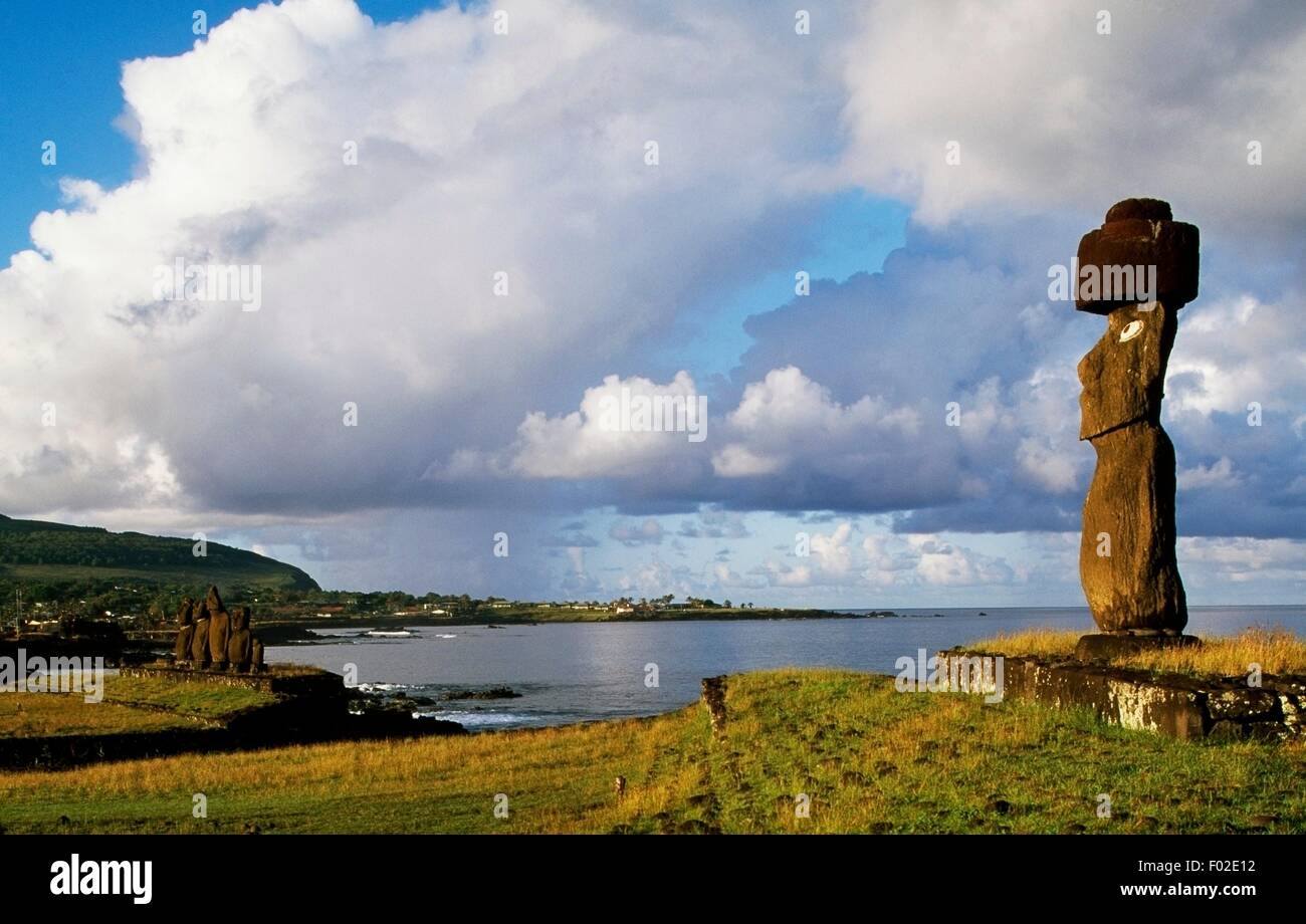 Ko Te Riku, anthropomorphic monolith sculpture, Ahu Tahai, Rapa-Nui National Park (UNESCO World Heritage List, 1995), Easter Island, Chile. Stock Photo