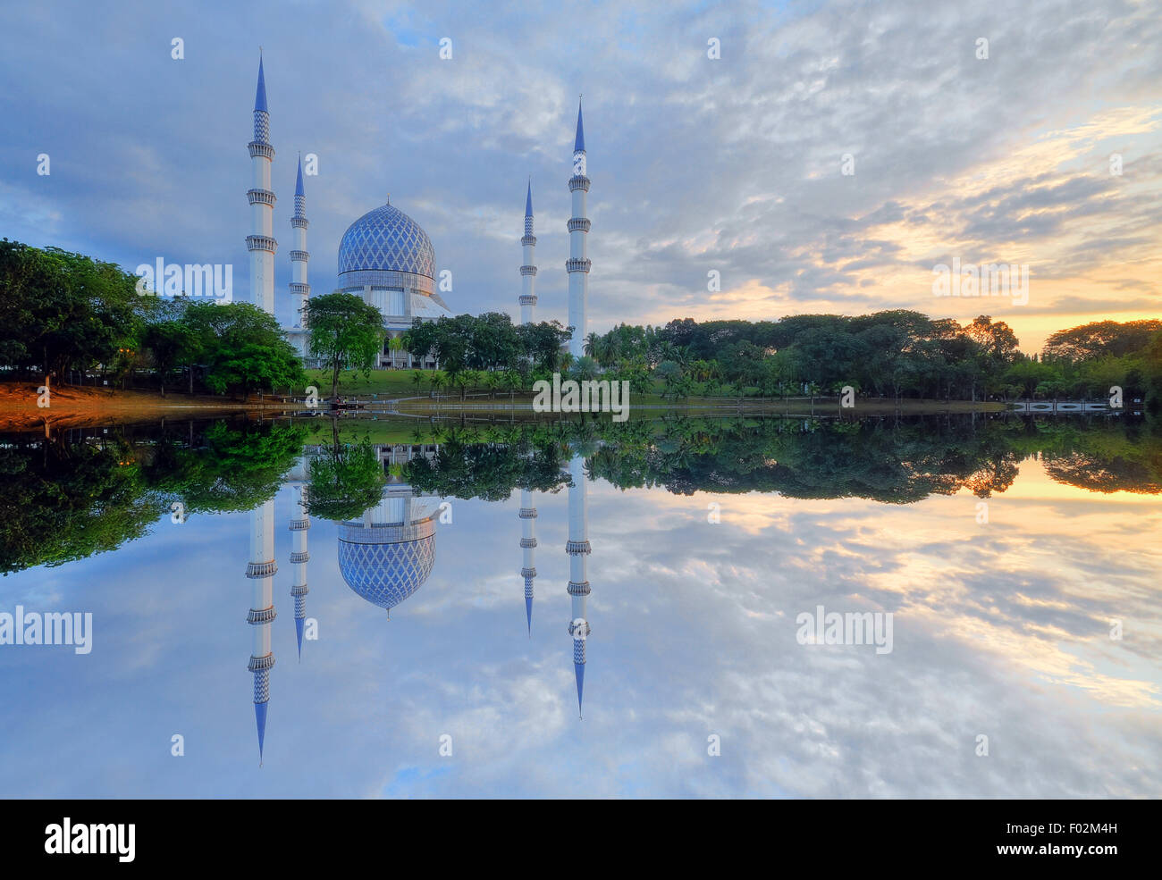 Beautiful Sultan Salahuddin Abdul Aziz Shah Mosque at sunrise, Selangor, Malaysia Stock Photo