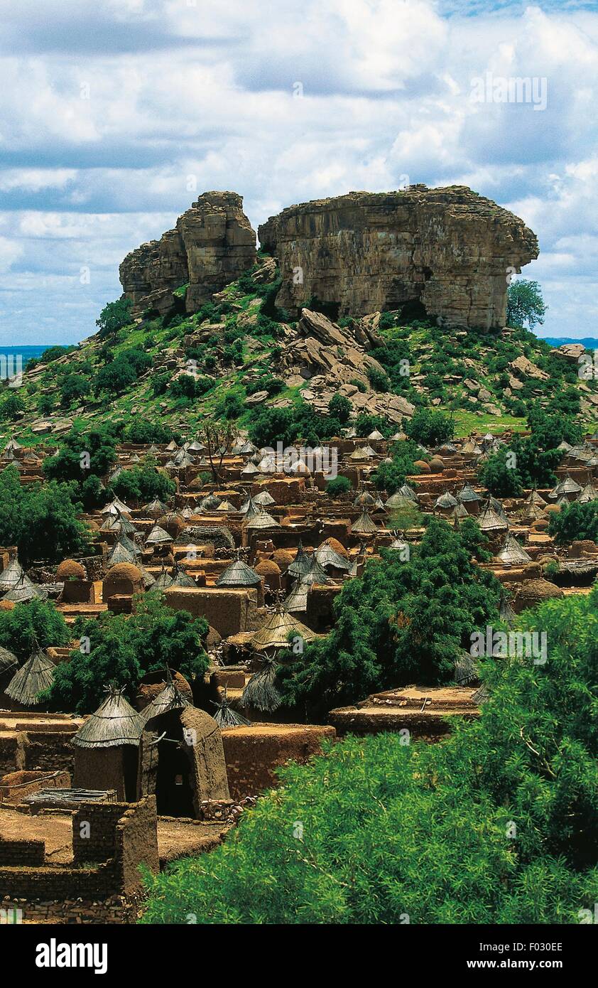 Dongo village hi-res stock photography and images - Alamy