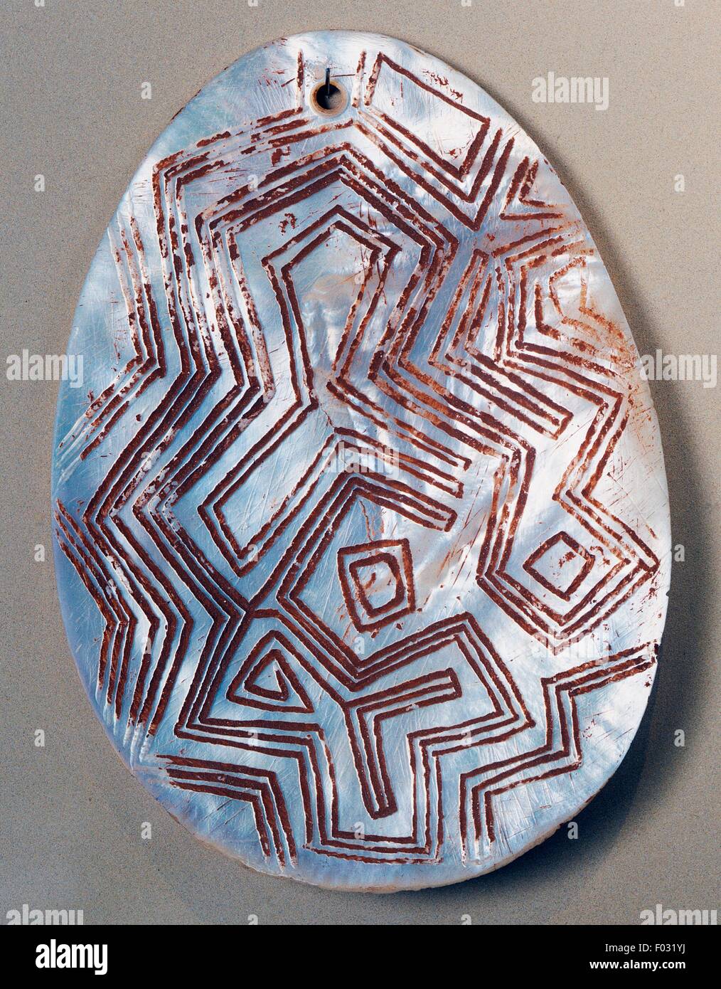 Maban, men's g-string in mother of pearl with engraved patterns and coated in red ochre, Pitjantjara, Australia. Stock Photo