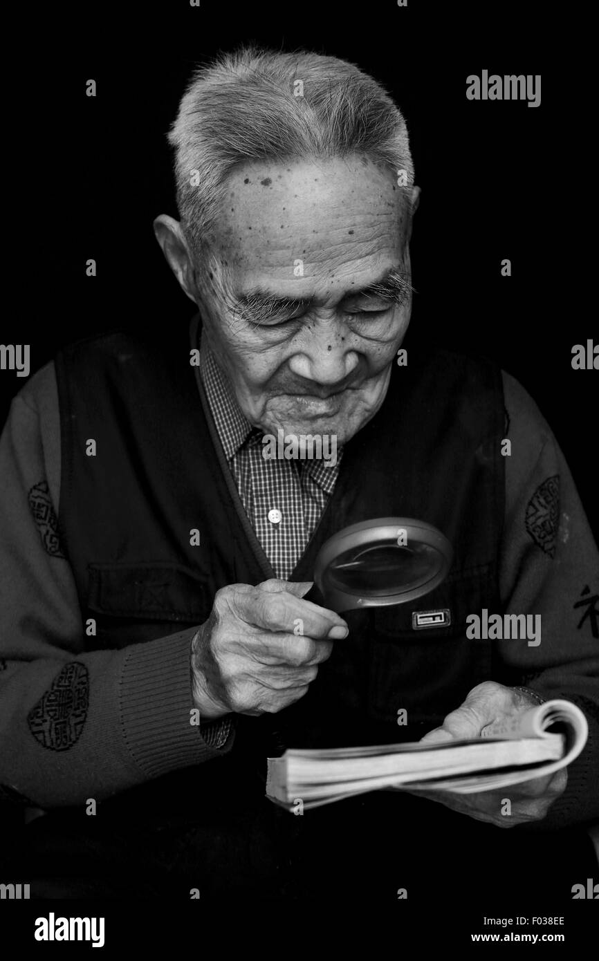 Chn. 25th Apr, 2015. CHINA - April 25 2015: (EDITORIAL USE ONLY. CHINA OUT)(MINIMUM PRICE: 100 USD) Wang Huamin: Male, born in 1916 and lived in Taiyuan Shanxi. He belonged to 248th Regiment 42nd Division 27th Corp, then joined 92nd Regiment 31st Division 35th Corp, fighting in Baotou, Suiyuan till the war ended. It's been 70 years since the Second World War ended and Japan surrendered unconditionally on 15 August 1945, but do you know how we earned the peace and what kind of stories behind these seemingly odinary seniors who pass by on the street? © SIPA Asia/ZUMA Wire/Alamy Live News Stock Photo