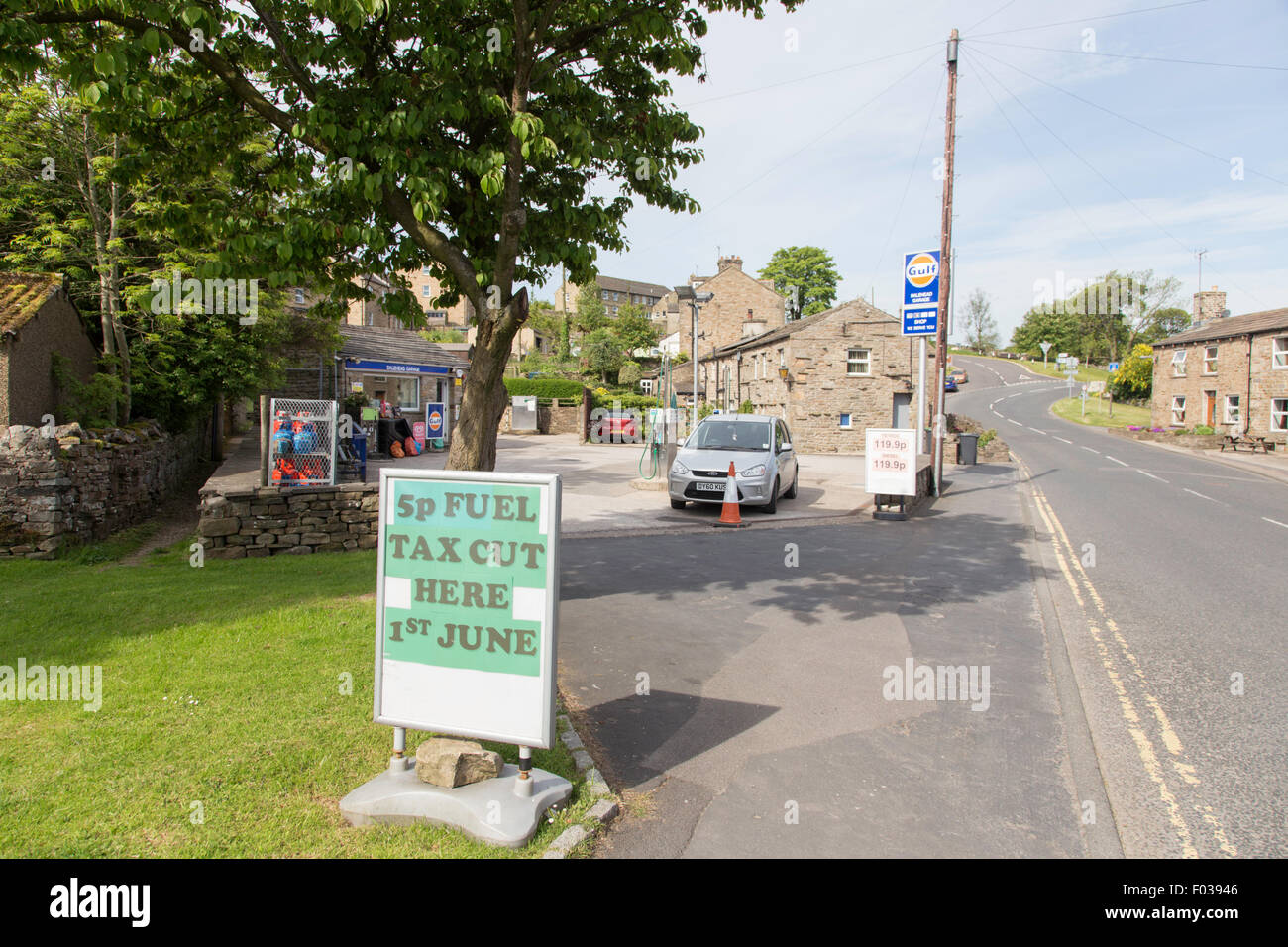 Remote rural petrol station advertising the 5p fuel cut, Hawes, Yorkshire Dales National Park, North Yorkshire, England, UK Stock Photo