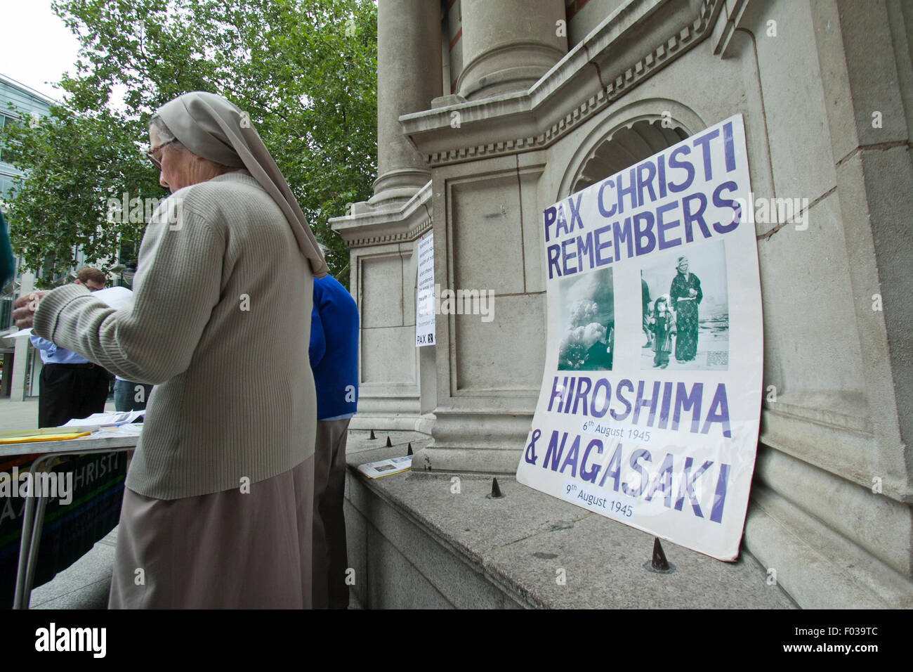 London, UK. 6th August, 2015. A small peace vigil was held outside Westminster cathedral by PAX CHRISTI to remember the victims of the Hiroshima and Nagasaki Atomic bombs in 1945 Credit:  amer ghazzal/Alamy Live News Stock Photo