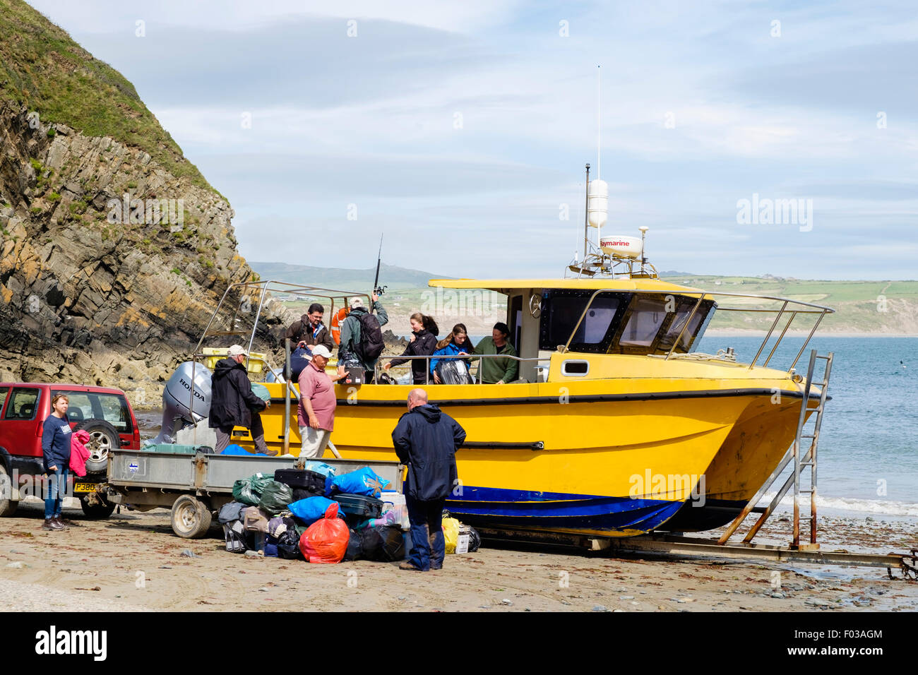 Tourists boarding Bardsey Island / Ynys Enlli boat trip. Porth Meudwy, Aberdaron, Lleyn Peninsula / Pen Llyn. Gwynedd Wales UK Stock Photo