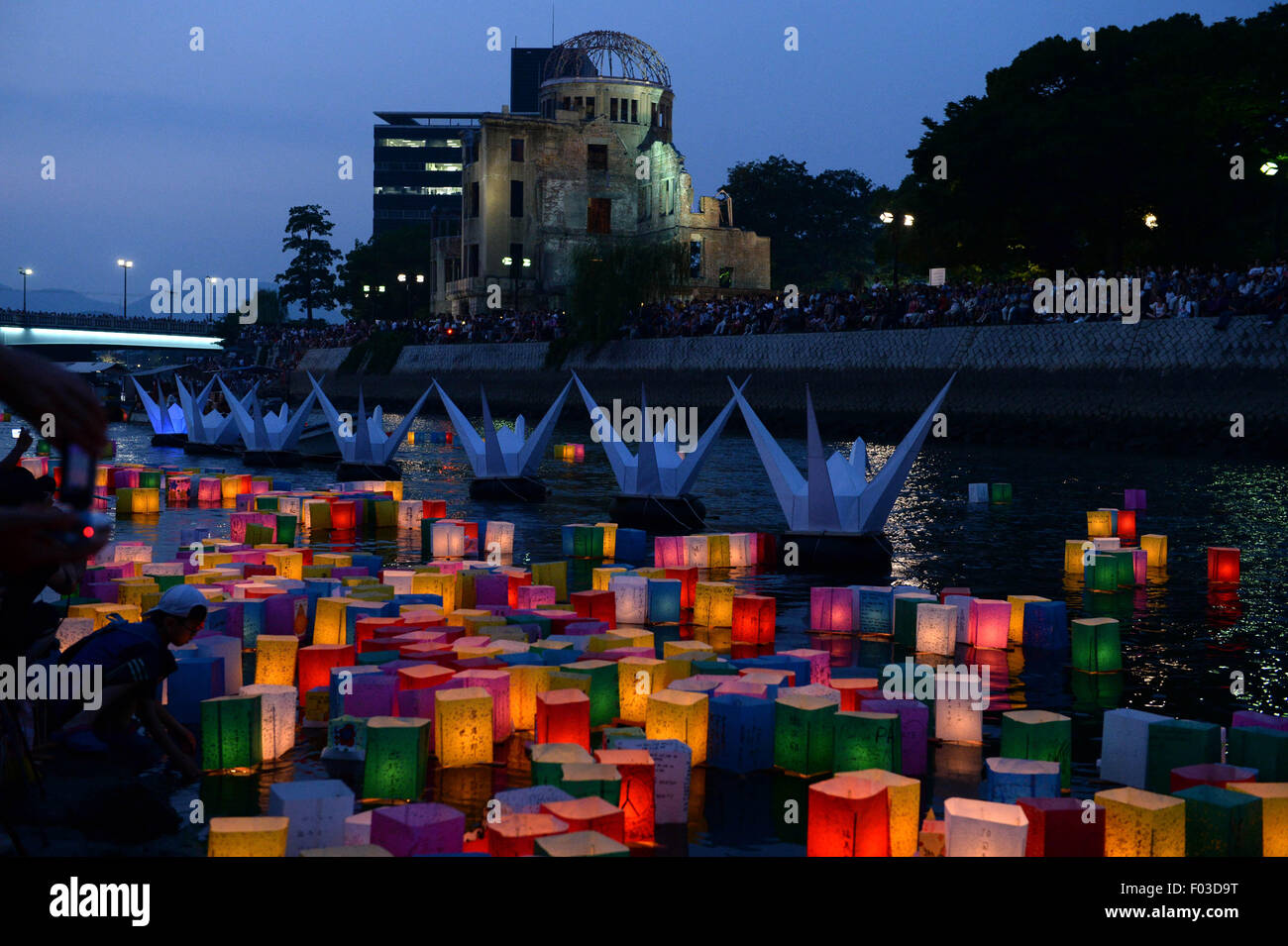 Hiroshima, Japan. 6th Aug, 2015. Paper lanterns are seen floating on