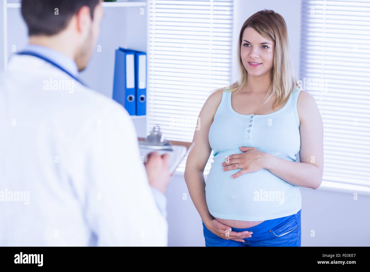Ведение беременности нижний. Ожирение и беременность. Врач беседует с беременной.