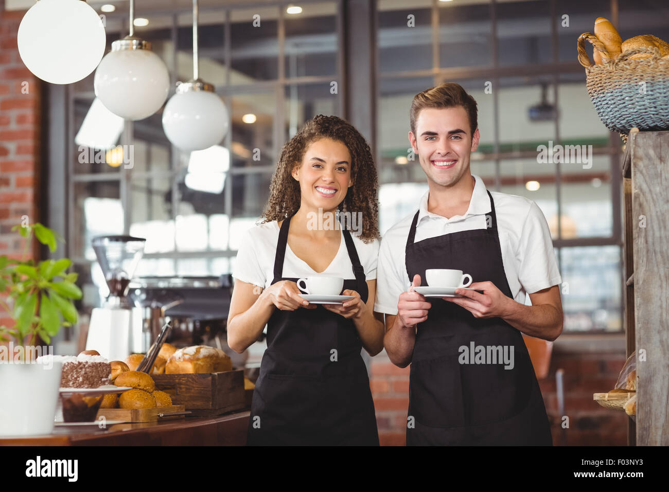 Персонал кафе. Подрабатывающий в ресторане. Кассир официант. Официант в ресторане. Официантка.