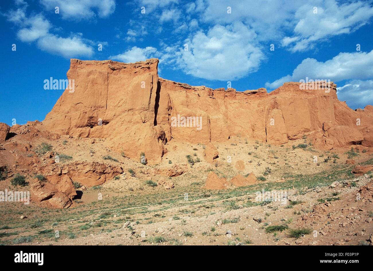 The Flaming Cliffs, sandstone mountain formation where American paleontologist Roy Chapman Andrews unearthed more than a hundred dinosaur fossils in the twenties of the twentieth century, Bayanzag Valley, Gobi Desert, Mongolia. Stock Photo