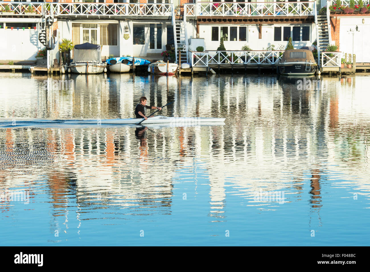 single scull rowing boat on the river at Henley on Thames in the early morning sunlight. Oxfordshire, England Stock Photo