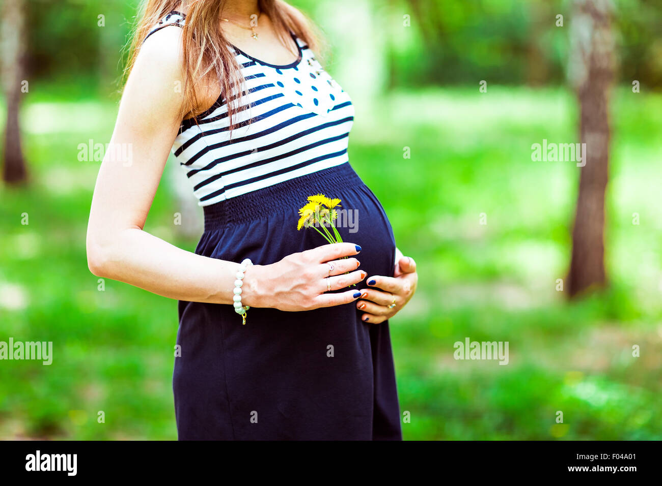 Beautiful pregnant woman in the park Stock Photo - Alamy