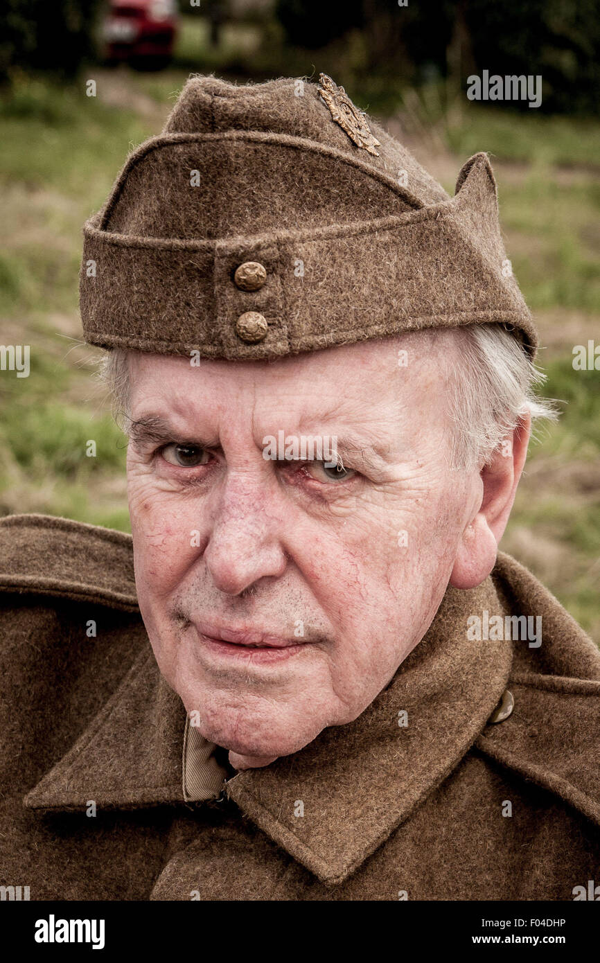 FILE PICS: UK. 24th July, 2007. Actor George Cole who died today   Appearing in an episode of Midsomer Murders with  JOHN NETTLES and SIR DONALD SINDEN Credit:  Mark Bourdillon/Alamy Live News Stock Photo