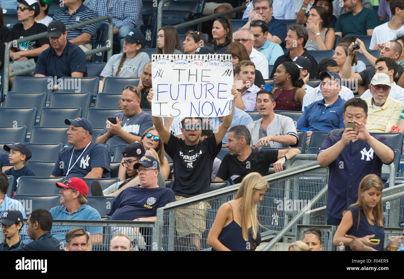 New York Yankees fan holds up a sign proclaiming her love for News Photo  - Getty Images