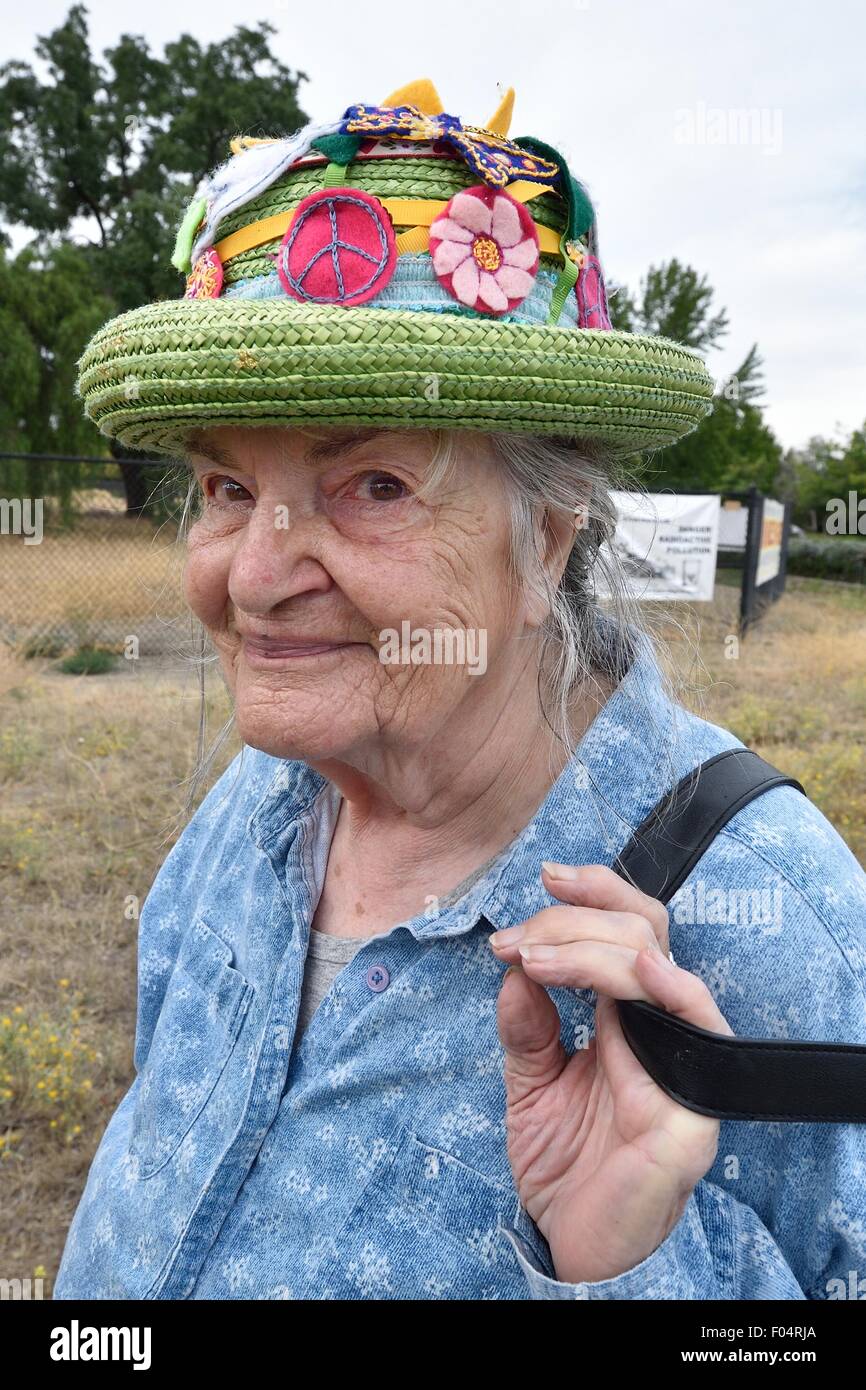 Livermore, California, USA. 06th Aug, 2015. Jan Harwood of the “Raging Granny's” at a protest to commemorate the historic 70th anniversary of the U.S. atomic bombings of Hiroshima and Nagasaki, Japan at the Livermore Lab, where the U.S. is spending billions of dollars to create 'new and modified' nuclear weapons, Livermore, California, August 6, 2015. Credit:  Aflo Co. Ltd./Alamy Live News Stock Photo