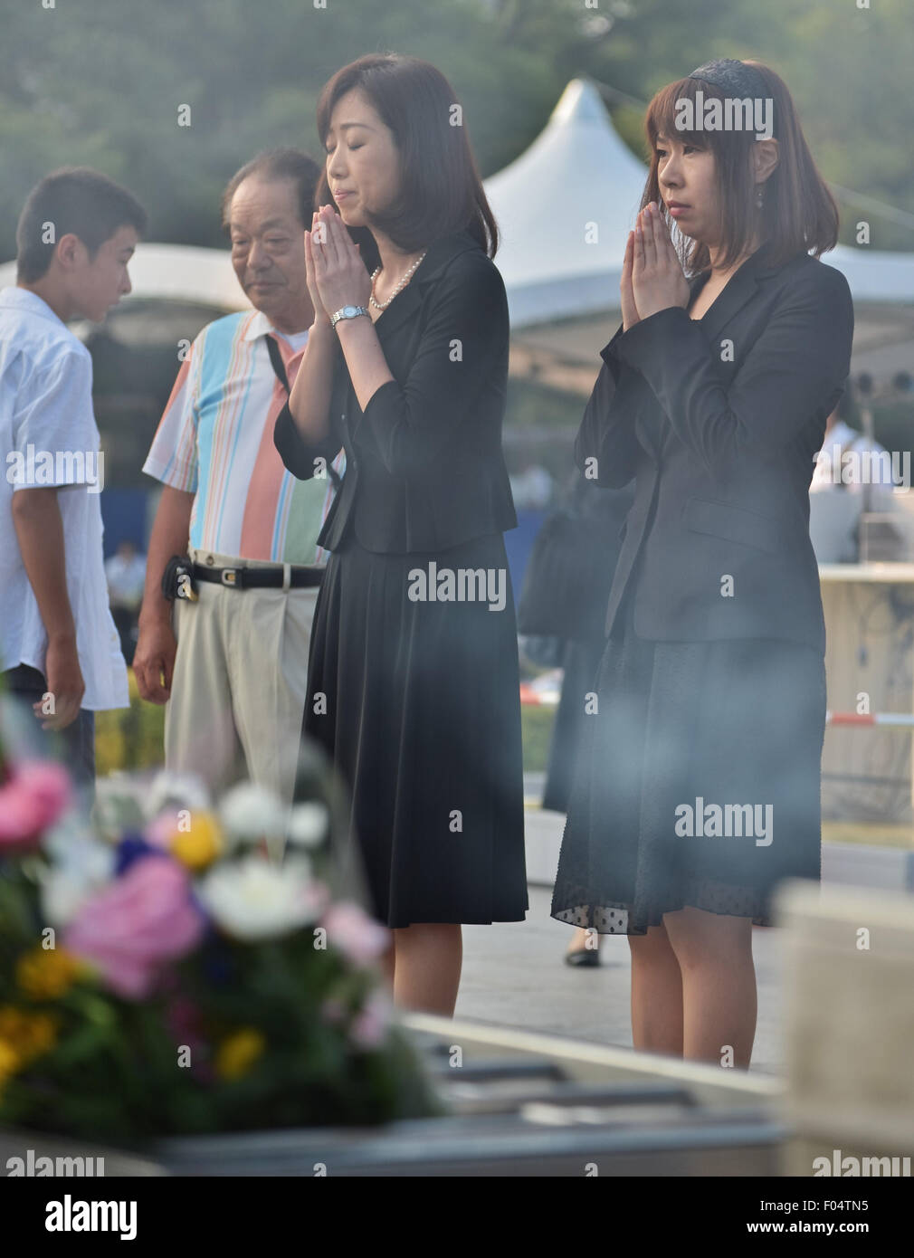 Hiroshima, Japan. 6th August, 2015. President of The Happiness Realization Party, Shaku Ryoko (C) attends a ceremony at Hiroshima Peace Memorial Park marking the 70th anniversary of the atomic bombing in Hiroshima, Japan, on August 6, 2015. Credit:  AFLO/Alamy Live News Stock Photo