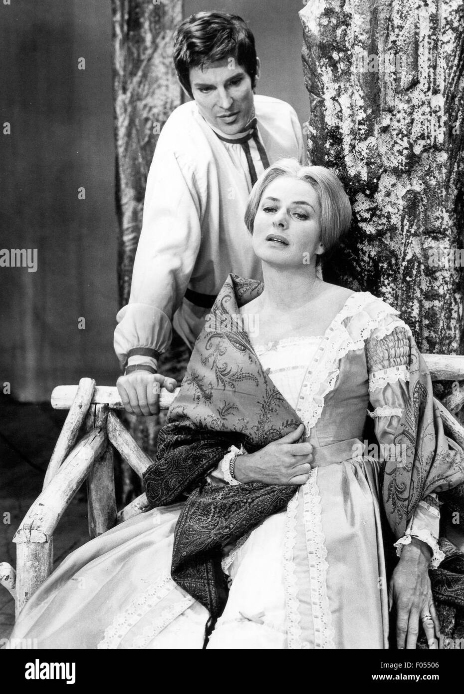 Bergman, Ingrid, 29.8.1915 - 29.8.1982, Swedish actress, half length, with Jeremy Brett, at a rehearsal of the play 'A Month in the Country' by Ivan Turgenev, Cambridge Theatre, London, 1965, Stock Photo